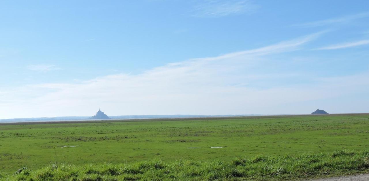 Gite De Charme "La Maison Saint-Leonard" Avec Piscine, Spa, Vue Sur Le Mont Saint-Michel Vains Eksteriør bilde